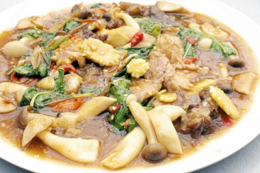 Kızarmış domuz eti pilav reyhan ile.