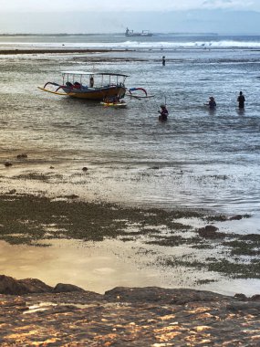 İnsanlara güzel deniz manzarası silüeti