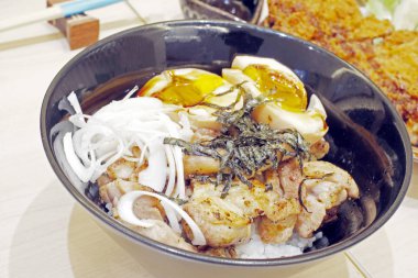 Nefis ızgara tavuk salata.