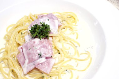 Spagetti Carbonara jambon ile arka plan kapatın