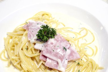 Spagetti Carbonara jambon ile arka plan kapatın