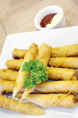 Karides alır. Arka kapatmak