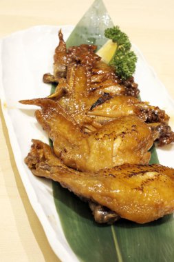 Tavuk kanadı arka kapatmak