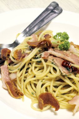 Beyaz arka plan üzerinde acılı spagetti