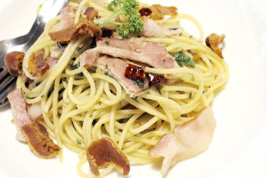 Beyaz arka plan üzerinde acılı spagetti