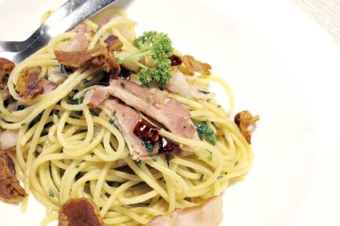 Beyaz arka plan üzerinde acılı spagetti