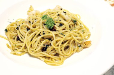 Beyaz arka plan üzerinde acılı spagetti