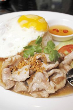 Domuz eti, sarımsak ve biber ile kızarmış pilav yumurta