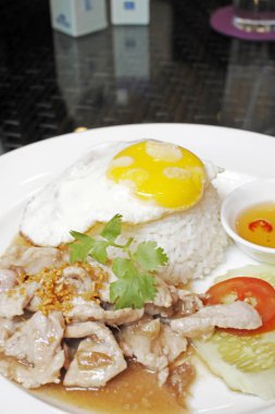 Domuz eti, sarımsak ve biber ile kızarmış pilav yumurta