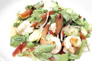 Karides ile Tay taze sebze salatası.