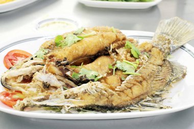 Balık ve otlar. Arka kapatmak