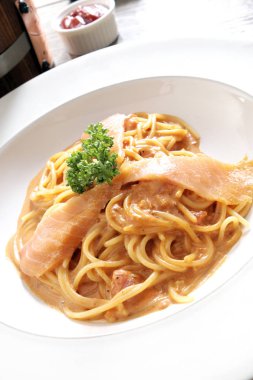 Spagetti sosu Somon pembe