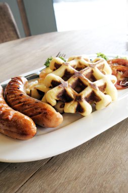Jambon, sosis, yumurta ve waffle.