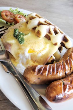 Jambon, sosis, yumurta ve waffle.