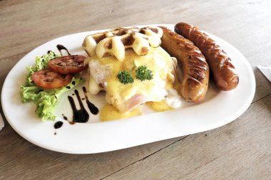 Jambon, sosis, yumurta ve waffle.
