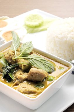 Hindistan cevizi sütü ile yeşil köri