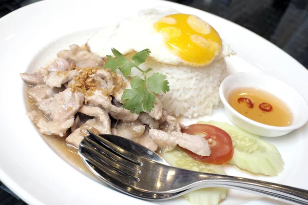 Nasi Goreng Telur Dengan Daging Babi Bawang Putih Dan Lada — Stok Foto
