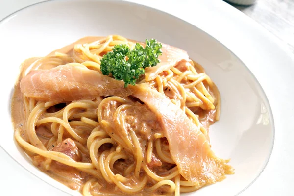 Spaghetti salmon sauce pink