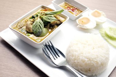 Hindistan cevizi sütü ile yeşil köri