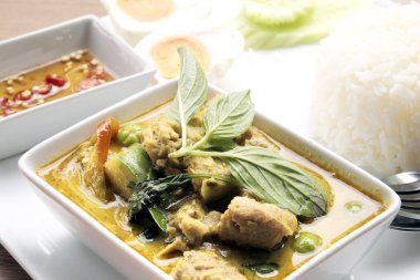 Hindistan cevizi sütü ile yeşil köri