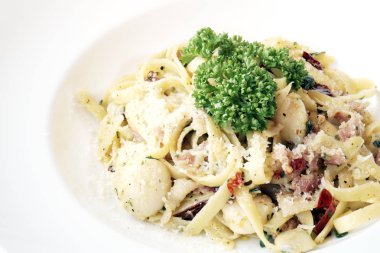 Baharatlı bir tarak spagetti.