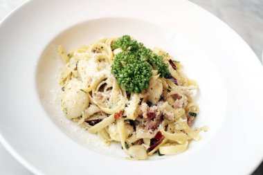 Baharatlı bir tarak spagetti.