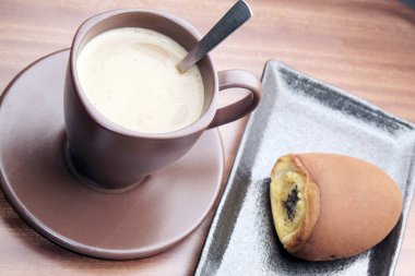 Sıcak kahve ve tatlı ekmek