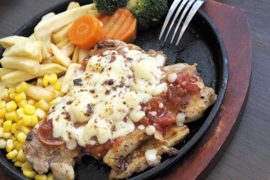 Biftek tavuk domates sos ve peynir.