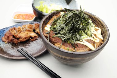 Japon pirinç ile domuz buğulama.