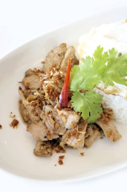 Domuz eti, sarımsak ve biber ile kızarmış pilav yumurta.