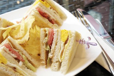 Jambonlu sandviç beyaz plaka üzerinde