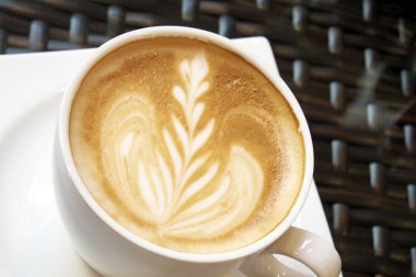 Masanın üzerine lezzetli sıcak Latte