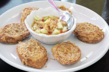 Kızarmış balık ve karides pasta