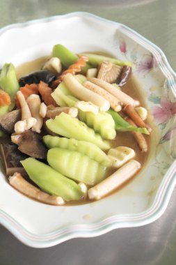 Kerpeten ile tavada kızartılmış sebzeler