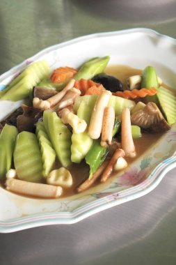 Kerpeten ile tavada kızartılmış sebzeler