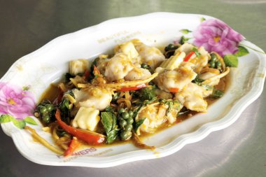 Baharatlı kızarmış balık topları