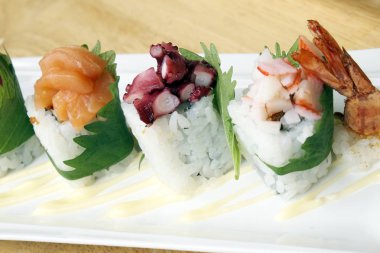 Taze Asya suşi plaka üzerinde