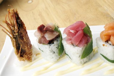 Taze Asya suşi plaka üzerinde