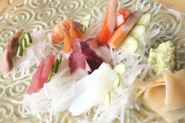 Taze Japon sashimi plaka üzerinde