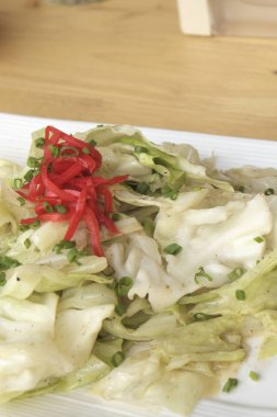 Kızarmış lahana beyaz plaka üzerinde