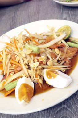 Yeşil papaya salatası ile tuzlu yumurta.