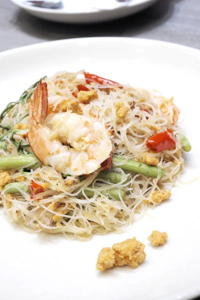 Mie Seafood Goreng Piring Putih — Stok Foto