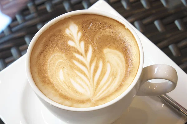 Sabroso Latte Caliente Sobre Mesa — Foto de Stock