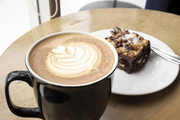 Leckerer Heißer Latte Auf Dem Tisch — Stockfoto