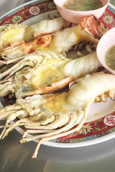 Les Crevettes Grillées Sur Assiette — Photo