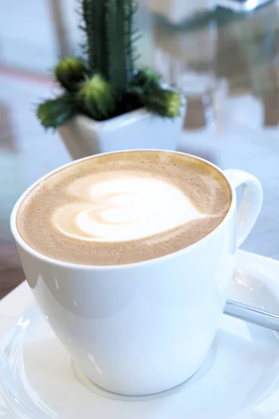 Sabroso Latte Caliente Sobre Mesa — Foto de Stock