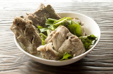 Domuz kaburga Tayland baharatlı ve ekşi çorbası.