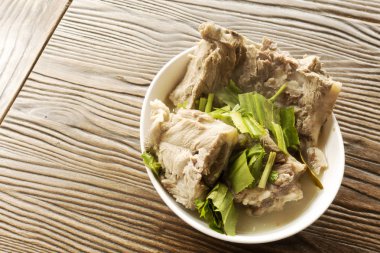 Domuz kaburga Tayland baharatlı ve ekşi çorbası.