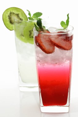 Kivi çilekli gazoz. yakın çekim 