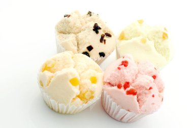 Beyaz arka plan üzerinde renkli cupcakes yakın çekim